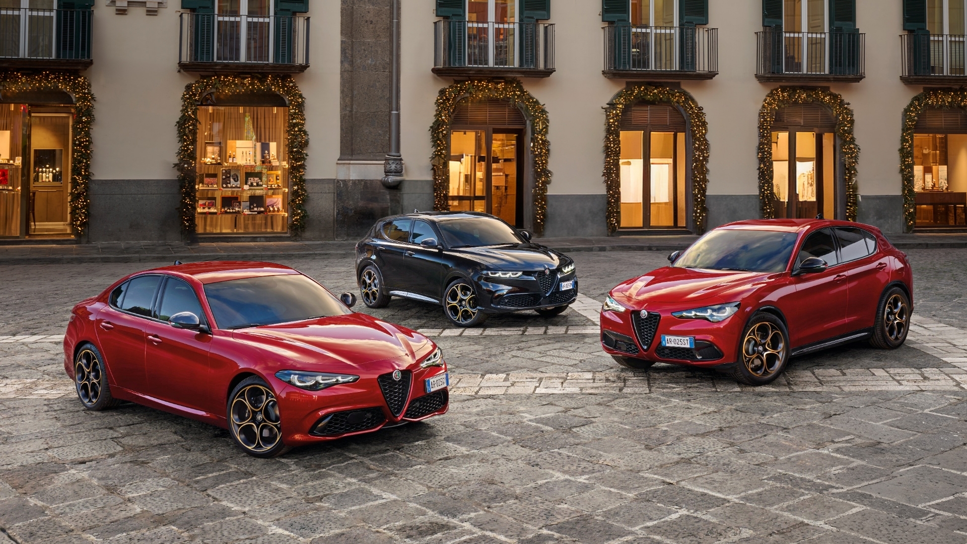 アルファ ロメオ 限定車「GIULIA INTENSA」と「STELVIO INTENSA」を
